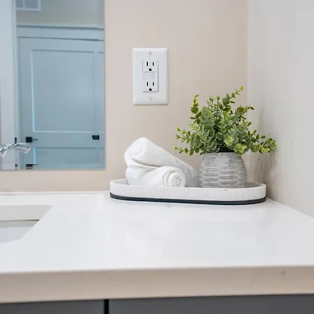 Sleek Brand New 1 Bedroom Cozy Luxury Chatham-Kent Exterior photo