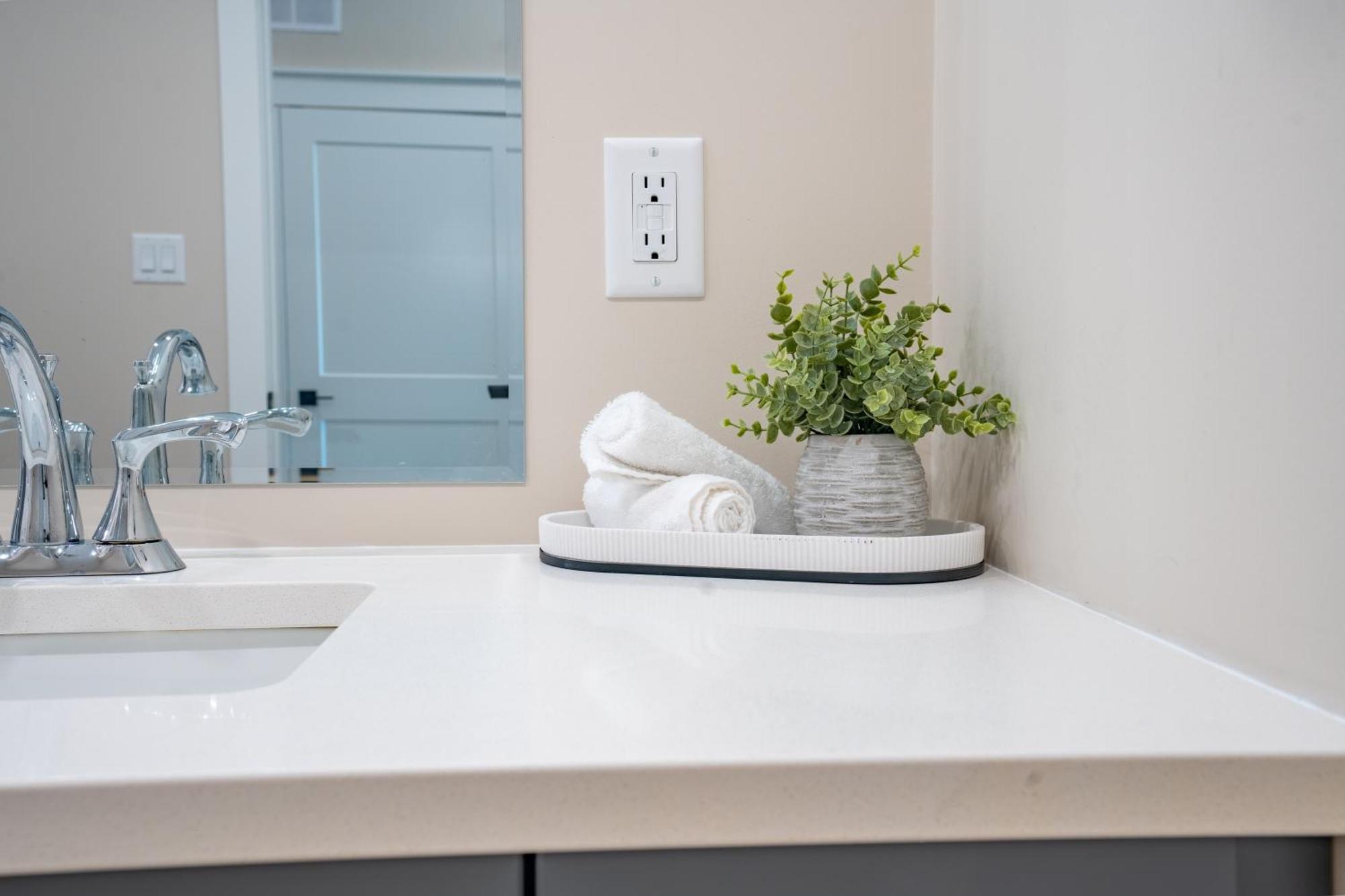 Apartment Sleek Brand New 1 Bedroom Cozy Luxury *