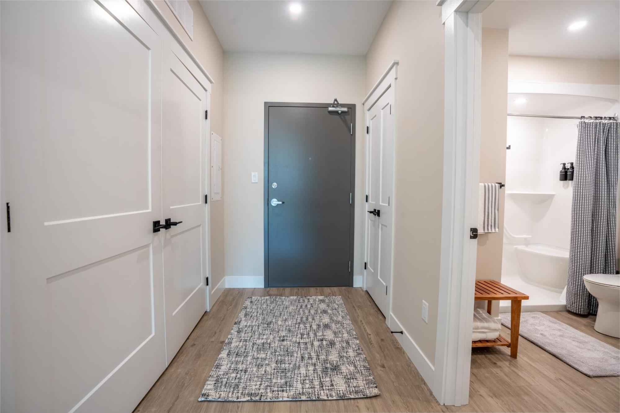 Sleek Brand New 1 Bedroom Cozy Luxury Apartment *